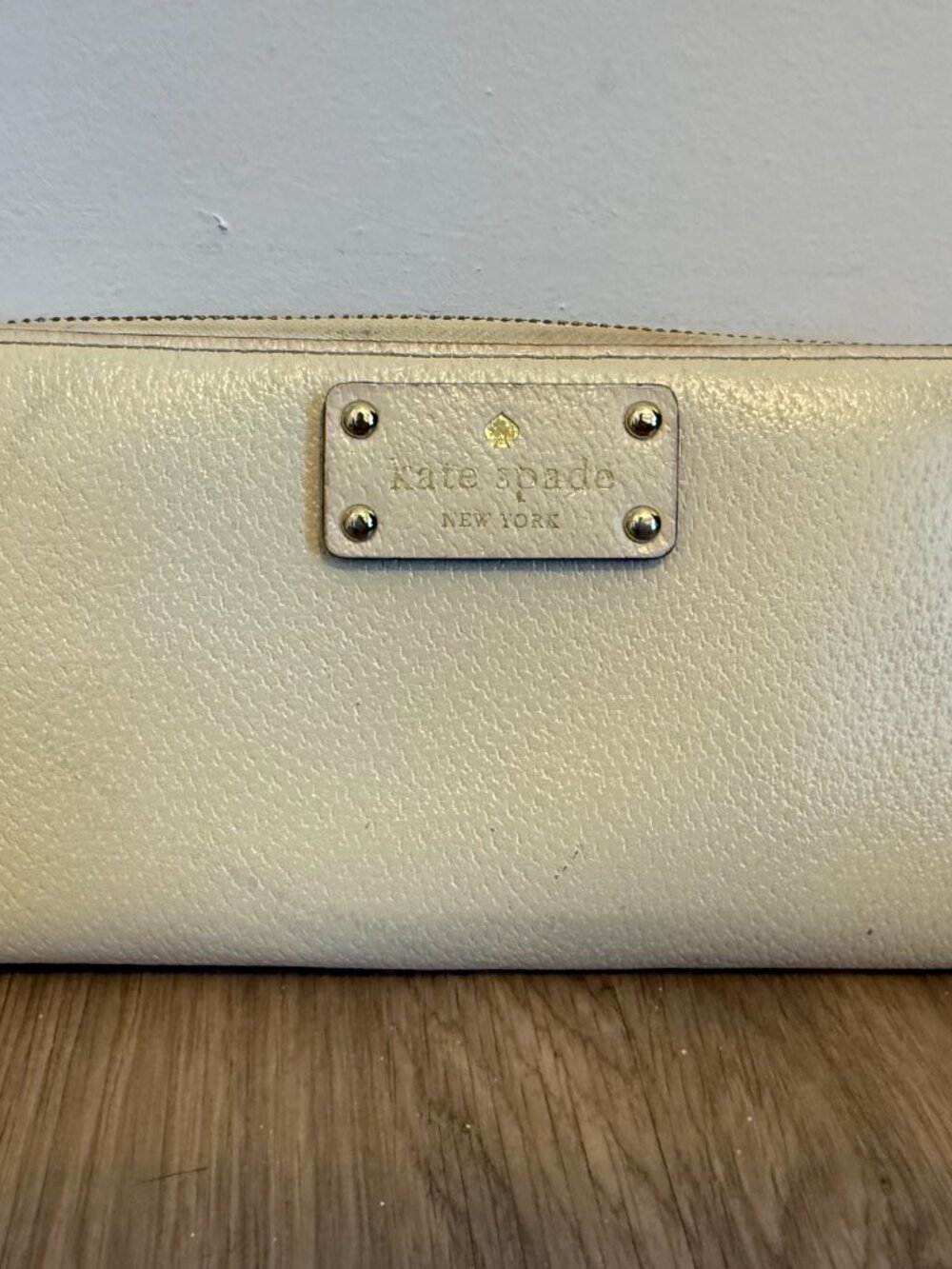 Kate Spade Wellesley Neda Cream Pebbled Leather Gold Zip-Around Continental Wall